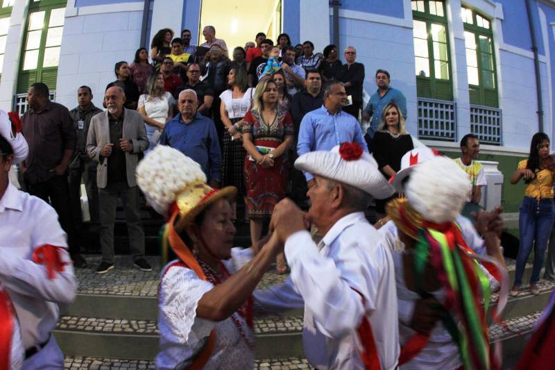 Ao som da Marujada, das ladainhas e do retumbão, o Governo do Estado inaugurou na noite de sábado, 15, o Liceu de Música de Bragança. A entrega do liceu e do teatro que compõe o projeto elaborado pela Secretaria de Estado de Cultura  (Secult)  aconteceu no clima da Marujada, festa folclórico-religiosa que começa neste domingo, 16.

FOTO: RODOLFO OLIVEIRA / AG. PARÁ
DATA: 16.12.2018
BRAGANÇA - PARÁ <div class='credito_fotos'>Foto: Rodolfo Oliveira/Ag. Pará   |   <a href='/midias/2018/originais/36146e73-2689-416a-844e-cc7ca709b93f.jpg' download><i class='fa-solid fa-download'></i> Download</a></div>