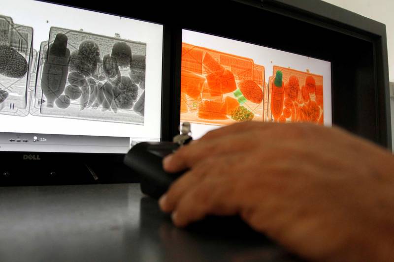 A Superintendência do Sistema Penitenciário do Estado (Susipe) adquiriu novos equipamentos para reforçar a segurança nas 46 unidades prisionais do Estado. Foram investidos cerca de R$ 10 milhões do total de recursos destinados ao Pará pelo Fundo Penitenciário Nacional (Funpen), em 2017 - o montante foi de mais de R$ 44 milhões de reais. O recurso foi utilizado na compra de rádios comunicadores, raquetes, algemas, banquetas e equipamentos de raio x, furgão-cela, caminhão-cela, contratação de serviço de bloqueio de celular e equipamentos de tecnologia da informação, além de armamento que será utilizado pelos novos agentes prisionais concursados.
FOTO: AKIRA ONUMA / ASCOM SUSIPE
DATA: 09.03.2018
BELÉM - PÁRA <div class='credito_fotos'>Foto: Akira Onuma / Ascom Susipe | <a href='/midias/2018/originais/361936ac-d66d-493a-9f60-1e2ba60c067e.jpg' download><i class='fa-solid fa-download'></i> Download</a></div>