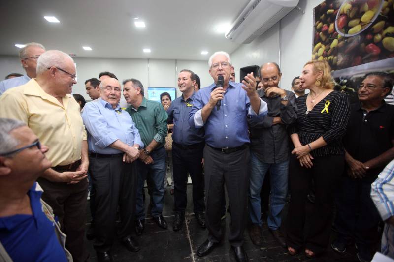 “Fiz questão de trazer minha filha para seu primeiro exercício de cidadania que é ter uma carteira de identidade, ainda mais em um local como este, que permite resolvermos várias pendências com mais conforto e praticidade”, comemorou o senhor Genival de Oliveira, 40 anos, pai da pequena Gabrielle, 8 anos. A família de seu Genival é uma das milhares que serão beneficiadas no município de Parauapebas, no sudeste paraense, com orientações e serviços de diversos órgãos estaduais em um único local: a Estação Cidadania. O espaço, localizado no Shopping Karajás, foi entregue oficialmente à população na manhã deste sábado (19). A cerimônia contou com a presença de secretários de Estado, parlamentares, entre outras autoridades locais. Esta é a segunda Estação Cidadania da região. A primeira é a de Marabá.
FOTO: THIAGO GOMES / AG. PARÁ
DATA: 19.05.2018
PARAUAPEBAS - PARÁ <div class='credito_fotos'>Foto: Thiago Gomes /Ag. Pará | <a href='/midias/2018/originais/361a2bac-6e14-4ae7-9eda-e7e5c70f95d4.jpg' download><i class='fa-solid fa-download'></i> Download</a></div>