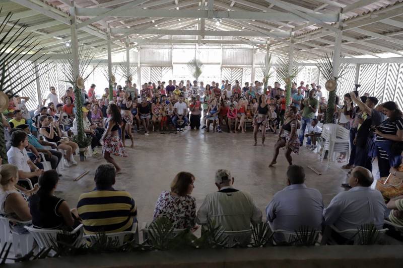 O título coletivo ratifica que 225 mil hectares de terra pertencem às 145 famílias remanescentes de quilombos que vivem em Cachoeira Porteira. A titulação ocorreu pela desafetação de parte das florestas estaduais (flotas) de Trombetas e Faro, aprovada pela Assembleia Legislativa do Pará e decretada pelo governador Simão Jatene.
FOTO: MÁRCIO NAGANO / SECOM
DATA: 03.03.2018
ORIXIMINÁ - PARÁ <div class='credito_fotos'>Foto: MÁRCIO NAGANO / SECOM | <a href='/midias/2018/originais/36200115-2dbc-4c9d-9bf3-67aa173cc5cd.jpg' download><i class='fa-solid fa-download'></i> Download</a></div>