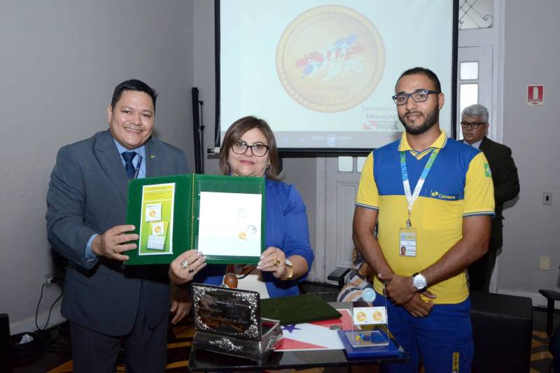O Selo Comemorativo aos 60 anos dos Jogos Estudantis Paraenses (JEPs) foi lançado nesta segunda-feira (18) pela Secretaria de Estado de Educação (Seduc). A cerimônia, que ocorreu no auditório do Palácio do Governo do Estado, em Belém, reuniu autoridades, dirigentes esportivos, professores e atletas em uma festa do esporte estudantil. Na foto, o superintendente de Operações dos Correios no Pará, Joclau Barra Lima com a secretária Ana Claudia.

FOTO: FERNANDO NOBRE / ASCOM SEDUC
DATA: 18.06.2018
BELÉM - PARÁ <div class='credito_fotos'>Foto: FERNANDO NOBRE/ASCOM SEDUC   |   <a href='/midias/2018/originais/362196a9-b58b-4021-9c9f-db36f8cf67fb.jpg' download><i class='fa-solid fa-download'></i> Download</a></div>