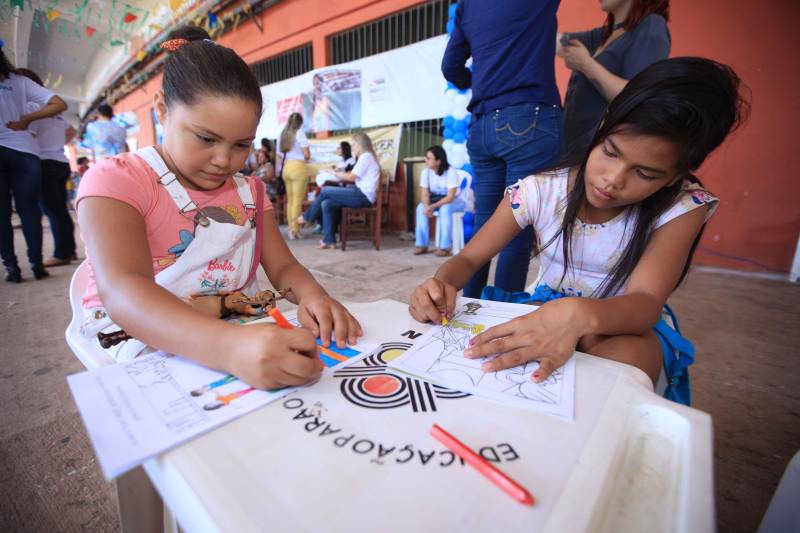 Nesta sexta-feira, uma programação alegre e diferenciada marcou as comemorações pelos 14 anos do Pro Paz no Pará, iniciativa que surgiu em 2004 como um programa do Governo do Estado, convertida mais tarde em política pública por força de decreto, até se consolidar, em 2015, na Fundação Pro Paz, que tem a missão de racionalizar e ordenar recursos e ações para transformar a vida de milhares de paraenses em situação de vulnerabilidade social. A existência do Pro Paz fez do Pará vanguarda na Federação, por ser o único estado que possui, há mais de dez anos, um protocolo padrão para atendimento a crianças e adolescentes vítimas de violência que é modelo para o Brasil, referendado pela ONG Childhood Brasil e reconhecido pela ONU. O modelo referência do trabalho do Pro Paz foi que levou o Pará a ganhar da Organização das Nações Unidas (ONU), em 2015, o reconhecimento por manter uma das onze melhores práticas das Américas para a integração de sistemas de segurança pública com políticas sociais. Na foto, Thayse Lima (e), de 12 anos, é aluna do polo Pro Paz nos Bairros que fica na UFRA, bairro da Terra Firme.
FOTO: MÁCIO FERREIRA / AG. PARÁ
DATA: 29.06.2018
BELÉM - PARÁ <div class='credito_fotos'>Foto: MÁCIO FERREIRA/ AG. PARÁ | <a href='/midias/2018/originais/3627861c-52c0-4a8e-9927-ecb2c82497b9.jpg' download><i class='fa-solid fa-download'></i> Download</a></div>