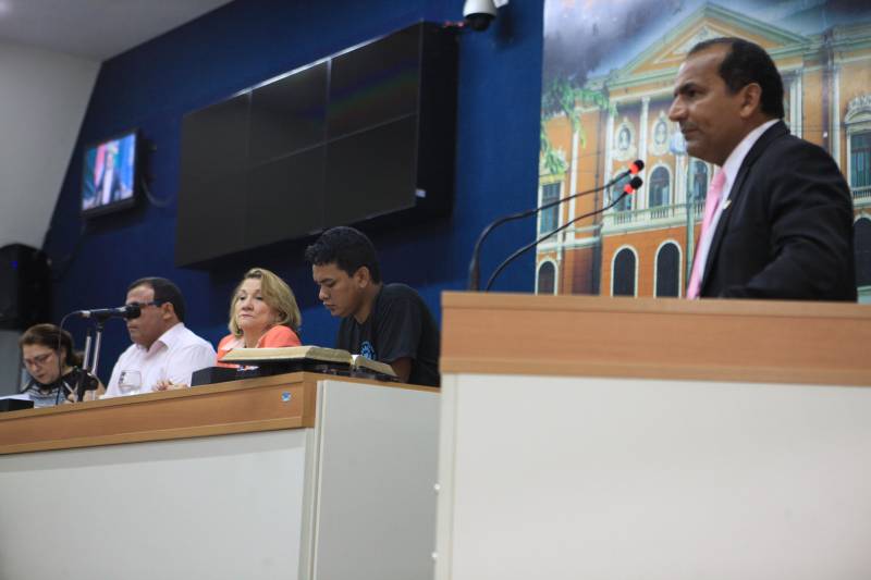 A obra de saneamento integrado que está sendo executada pelo Governo do Estado na Bacia do Tucunduba, em Belém, foi o tema de Audiência Pública realizada na manhã desta sexta-feira (15), na Câmara Municipal de Belém. Considerada a segunda maior bacia hidrográfica da capital, o Tucunduba atravessa quatro bairros: Guamá, Terra Firme, Canudos e Marco. Quando for concluído, o projeto vai beneficiar diretamente cerca de 250 mil moradores da área. Participaram diretores da área social e técnica da Secretaria de Estado de Desenvolvimento Urbano e Obras Públicas (Sedop), da Secretaria Municipal de Saneamento e representantes de Associações Comunitárias do Tucunduba. Na foto, o vereador Toré Lima (PRB).
FOTO: RODOLFO OLIVEIRA / AG. PARÁ
DATA: 15.06.2018
BELÉM - PARÁ <div class='credito_fotos'>Foto: Rodolfo Oliveira/Ag. Pará | <a href='/midias/2018/originais/362b1ab4-0d40-42fd-8e36-bae120e0c323.jpg' download><i class='fa-solid fa-download'></i> Download</a></div>