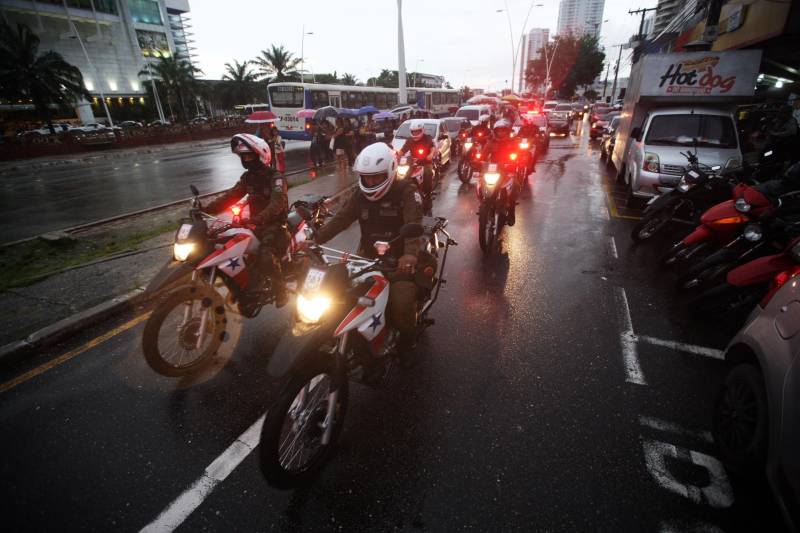 Na tarde de ontem, a Polícia Militar deflagrou a Operação “Polícia nas Ruas” (foto), o que levou um reforço de policiamento a oito bairros da capital. A partir das 16h, cerca de 80 militares de diversos batalhões, subordinados ao Comando de Policiamento da Capital I (CPC I), atuaram no incremento da segurança em toda a área do 2º Batalhão de Polícia Militar (2º BPM). Na Operação foram utilizadas sete viaturas e 25 motocicletas que, segundo o major Diógenes Braga, subcomandante do 2º BPM e comandante da Operação, serviram para dar apoio direto aos policiais que foram divididos no policiamento a pé, em pontos estratégicos dos bairros.
FOTO: THIAGO GOMES / AG. PARÁ
DATA: 05.05.2018
BELÉM - PARÁ <div class='credito_fotos'>Foto: Thiago Gomes /Ag. Pará | <a href='/midias/2018/originais/36364ca2-5348-4246-a975-ff48998e193d.jpg' download><i class='fa-solid fa-download'></i> Download</a></div>