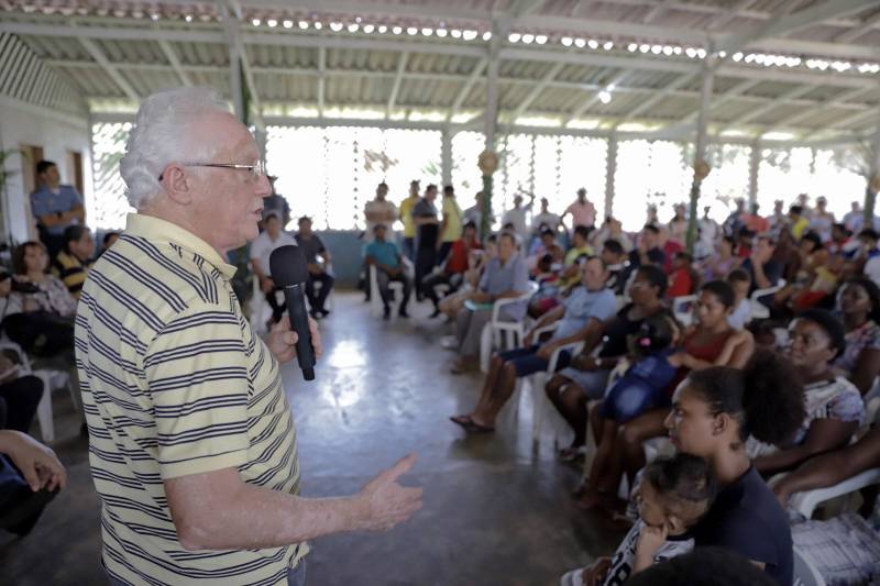 O título coletivo ratifica que 225 mil hectares de terra pertencem às 145 famílias remanescentes de quilombos que vivem em Cachoeira Porteira. A titulação ocorreu pela desafetação de parte das florestas estaduais (flotas) de Trombetas e Faro, aprovada pela Assembleia Legislativa do Pará e decretada pelo governador Simão Jatene. O presidente do Instituto de Terras do Pará (Iterpa), Daniel Lopes (foto), disse que a regularização de territórios quilombolas e extrativistas continuam sendo uma das prioridades do instituto.
FOTO: MÁRCIO NAGANO / SECOM
DATA: 03.03.2018
ORIXIMINÁ - PARÁ <div class='credito_fotos'>Foto: MÁRCIO NAGANO / SECOM | <a href='/midias/2018/originais/3642643e-77f1-4688-b2ea-a01390c9473a.jpg' download><i class='fa-solid fa-download'></i> Download</a></div>