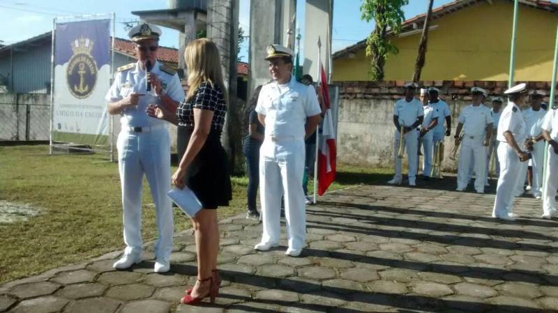 O Comando do 4º Distrito Naval da Marinha do Brasil abriu, nesta terça-feira (24), o Programa Forças no Esporte (Profesp), com uma programação no Centro de Instrução Almirante Braz de Aguiar (Ciaba), no Distrito de Icoaraci, em Belém. O programa, criado pelo Ministério da Defesa, atende 23 mil estudantes em vulnerabilidade social, de escolas públicas no País, com atividades esportivas e educativas em espaços da Marinha do Brasil, Aeronáutica e Exército Brasileiro. Em Belém, são beneficiados pelo programa, por meio do 4º Distrito Naval, cerca de 500 estudantes de 7 a 18 anos de 12 escolas estaduais e municipais no contraturno das aulas regulares. A cerimônia presidida pelo comandante do 4º Distrito Naval, vice-almirante Edervaldo de Abreu Filho enalteceu a participação dos alunos de escolas públicas, e lembrou que também estudou nas chamadas “escolas de governo”.
FOTO: RAI PONTES / ASCOM SEDUC
DATA: 24.04.2018
BELÉM - PARÁ <div class='credito_fotos'>Foto: Rai Pontes/Ascom Seduc | <a href='/midias/2018/originais/3654673b-8686-4479-8375-92fd365362ec.jpg' download><i class='fa-solid fa-download'></i> Download</a></div>