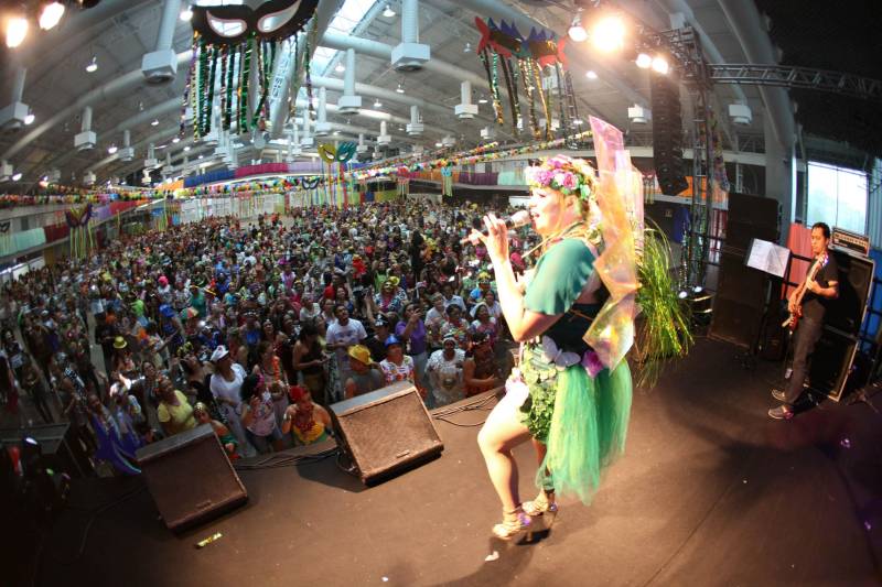 Mais de quatro mil idosos caíram na folia na tarde desta quarta-feira (7), durante o 18° Baile Carnavalesco da Melhor Idade, do projeto Vida Ativa, executado pela Secretaria de estado de Esporte e Lazer (Seel). Uma das grandes atrações foi o concurso que escolheu a “Rainha das Rainhas” da terceira idade, título que este ano ficou com a candidata Lindaura Cardoso, de 63 anos. Entre confetes, serpentinas e fantasias, os idosos mostraram que têm muita disposição e dançaram ao som da banda Xeiro Verde (foto).
FOTO: CARLOS SODRÉ / AG. PARÁ
DATA: 07.02.2018
BELÉM - PARÁ <div class='credito_fotos'>Foto: CARLOS SODRÉ / AG. PARÁ | <a href='/midias/2018/originais/3657c9e6-7d52-4ff9-81e2-f1ee141524f8.jpg' download><i class='fa-solid fa-download'></i> Download</a></div>
