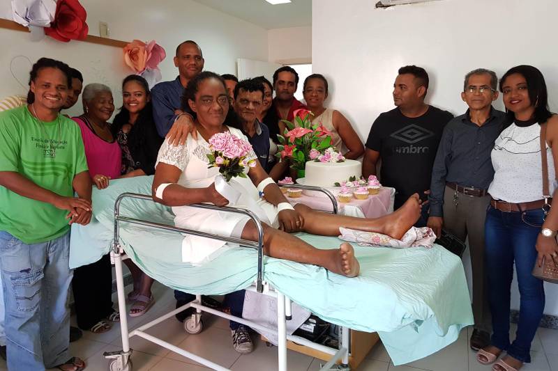 Os colaboradores do Hospital Jean Bitar, em Belém, tiveram uma experiência inédita ao testemunharem o casamento da paciente Terezinha Santa Rosa de Souza, 58, com seu companheiro há 38 anos, o mestre de obras Manoel Monteiro, de 68 anos. Internada desde o dia 10 deste mês, a dona de casa é diabética, hipertensa, cardiopata e com doença arterial periférica, que vem se agravando e, por conta disso, o casal decidiu que já era hora de realizar o antigo sonho de casar.
FOTO: ASCOM HJB
DATA: 20.03.2018
BELÉM - PARÁ <div class='credito_fotos'>Foto: ASCOM HJB | <a href='/midias/2018/originais/36592170-bf56-43bc-ba01-d078d5a756e2.jpg' download><i class='fa-solid fa-download'></i> Download</a></div>