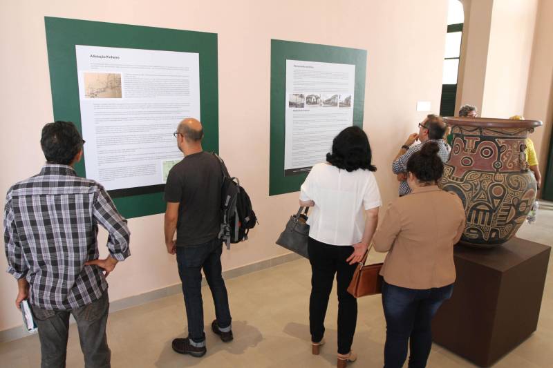 O Governo do Pará entregou nesta quarta-feira, 26, o prédio restaurado da antiga Estação de Trem de Icoaraci (foto). A entrega foi feita pelo governador Simão Jatene. “Estamos recuperando um pedaço importante da história de Belém, de todo o Pará”, disse o governador. Após cinco meses de reforma, a antiga Estação Ferroviária de São João de Pinheiro, atual Icoaraci, foi entregue totalmente restaurada. Há pelo menos 35 anos, o espaço era ocupado pela Cooperativa de Artesãos de Icoaraci (Coarti) e agora vai servir para comercialização e exposição de artesanato, além de espaço para eventos culturais. “Será um espaço multiuso, para manifestações culturais, manifestações sociais e, claro, para a comercialização de artesanato, que é o carro-chefe de Icoaraci”, disse o secretário de estado de Desenvolvimento Econômico, Mineração e Energia (Sedeme), Hildegardo Nunes.

FOTO: CRISTINO MARTINS / AG. PARÁ
DATA: 26.12.2018
ICOARACI - PARÁ <div class='credito_fotos'>Foto: Cristino Martins/Ag. Pará   |   <a href='/midias/2018/originais/36593f11-547b-4520-a6c0-300ed1ffcdf6.jpg' download><i class='fa-solid fa-download'></i> Download</a></div>