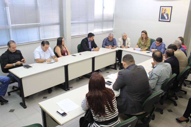 O superintendente do sistema penitenciário do Pará (Susipe), Michell Durans, assinou na manhã desta sexta-feira (21) um termo de cooperação técnica com o objetivo de executar ações conjuntas, voltadas ao desenvolvimento da produção, distribuição e consumo de frutas cítricas no Pará, com o uso da mão de obra carcerária na fazenda do Grupo Citropar Agropecuária, localizada no município de Capitão Poço, nordeste paraense. Além do Grupo Citropar, o termo foi assinado (foto) com a Secretaria de Estado de Desenvolvimento Agropecuário e da Pesca (Sedap), Agência de Defesa Agropecuária do Estado do Pará (Adepará), Superintendência Federal de Agricultura, Pecuária e Abastecimento no Estado do Pará (SFA/PA), Instituto Nacional de Metrologia (Inmet) e Serviço Nacional de Aprendizagem Rural (Senar).

FOTO: VELOSO JÚNIOR / ASCOM SUSIPE
DATA: 24.12.2018
BELÉM - PARÁ <div class='credito_fotos'>Foto: Veloso Junior / Ascom Susipe   |   <a href='/midias/2018/originais/36698e66-50fe-4d4e-b085-97a9a448383a.jpg' download><i class='fa-solid fa-download'></i> Download</a></div>