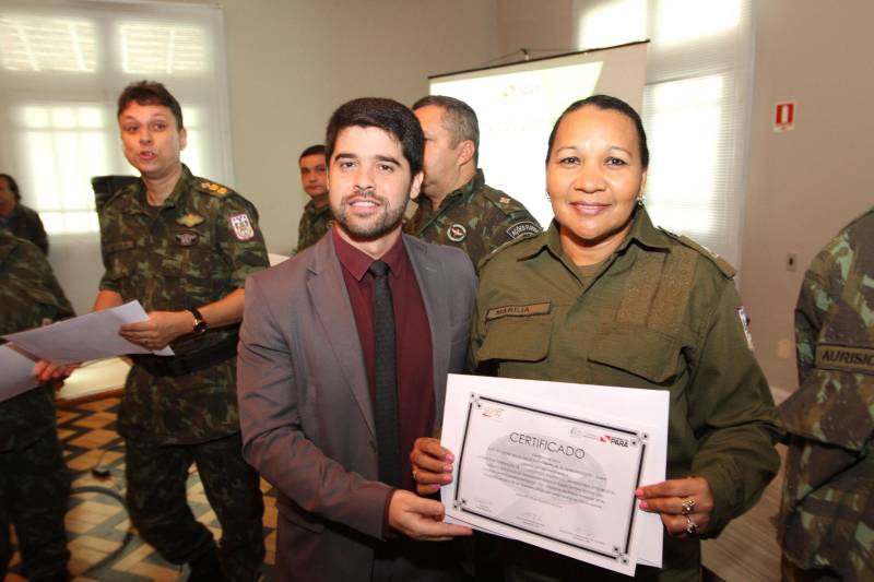 Trinta e seis policiais militares atuarão a partir do primeiro semestre de 2019, na prevenção primária ambiental dirigida a alunos do 5º e 6º anos do ensino fundamental. Os novos educadores ambientais foram certificados (foto) na manhã desta quarta-feira (5), no auditório da Casa Militar da Governadoria, em Belém. Eles participaram do primeiro Curso de Formação de Educadores Ambientais da Amazônia (CFEAM).

FOTO: CRISTINO MARTINS / AG. PARÁ
DATA: 05.12.2018
BELÉM - PARÁ <div class='credito_fotos'>Foto: Cristino Martins/Ag. Pará   |   <a href='/midias/2018/originais/366cf246-a04b-4ba1-8bf3-9fa7daa53e8d.jpg' download><i class='fa-solid fa-download'></i> Download</a></div>