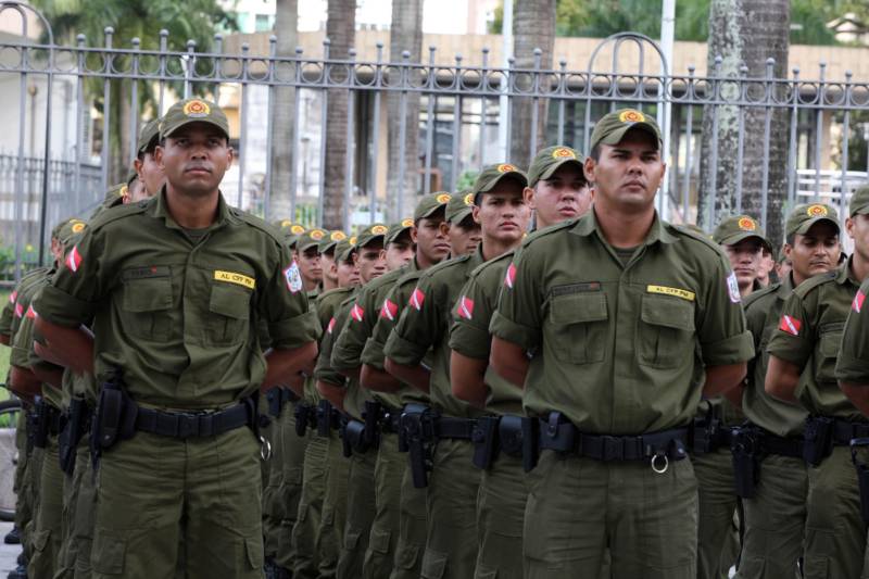Cerca de 2 mil alunos do curso de formação de praças da Polícia Militar cumprem neste sábado (12) uma etapa importante da preparação: eles saem pela primeira vez às ruas, no estágio supervisionado, para vivenciar situações reais da carreira e, ao mesmo tempo, reforçar o policiamento ostensivo. Em Belém, cerca de 500 homens e mulheres se concentraram na Praça Santuário, em frente à Basílica de Nazaré, e saíram, em seguida, para diversos pontos da capital. A ação faz parte do pacote de medidas de combate à criminalidade e reforço da segurança pública anunciado pelo Governo do Estado.
FOTO: SIDNEY OLIVEIRA / AG. PARÁ
DATA: 12.05.2018
BELÉM - PARÁ <div class='credito_fotos'>Foto: Sidney Oliveira/Ag. Pará | <a href='/midias/2018/originais/3675a79c-0da8-454f-908a-2c1f6a64e597.jpg' download><i class='fa-solid fa-download'></i> Download</a></div>