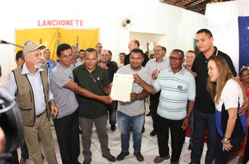 Cento e dezoito famílias da comunidade quilombola do Caeté, no município de Abaetetuba, no nordeste do Estado, foram beneficiadas com um título coletivo de terra. Com o documento, o Governo do Estado, por meio do Instituto de Terras do Pará (Iterpa), reconhece o direito de uma população que há décadas ocupa e trabalha na área. A cerimônia de entrega ocorreu na manhã deste sábado (24), no Centro Comunitário, e contou com a participação do governador Simão Jatene. A área titulada corresponde a cerca de 1.400 hectares. Agora, devidamente respaldadas, as famílias poderão ter acesso a empréstimos, políticas públicas, entre outros benefícios que possibilitam o desenvolvimento da sua produção e a continuidade de suas tradições. “Com o documento de terra a comunidade passa a ter segurança jurídica e acesso a créditos, financiamentos e outros benefícios que antes não lhes era permitido. Além disso, agora eles poderão produzir com mais segurança, mantendo a terra entre as futuras gerações”, afirmou o governador Simão Jatene.
FOTO: CRISTINO MARTINS / AG. PARÁ
DATA: 24.03.2018
ABAETETUBA - PARÁ
<div class='credito_fotos'>Foto: Cristino Martins/Ag. Pará | <a href='/midias/2018/originais/36852cfe-2af2-431a-9bd6-0dc8daff0055.jpg' download><i class='fa-solid fa-download'></i> Download</a></div>