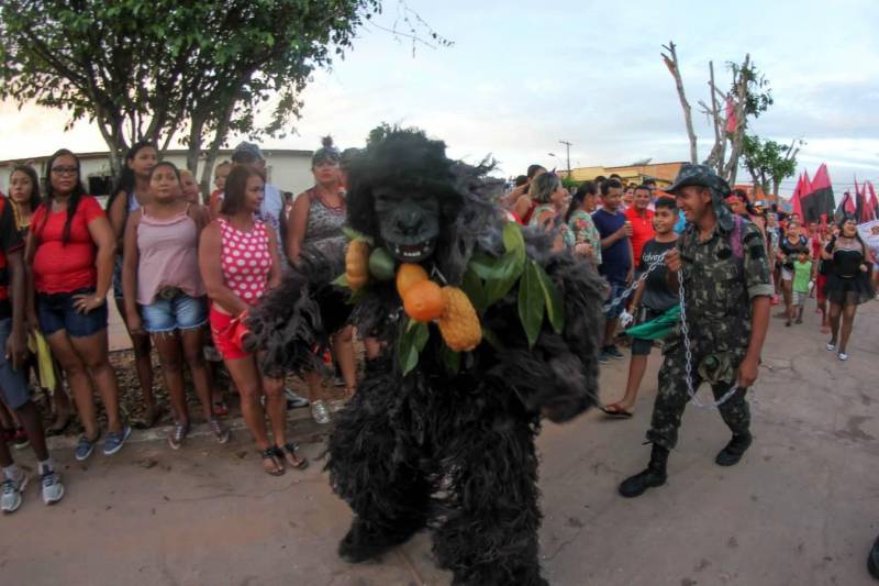 Tradição, história e simbolismo. Assim é a festa do Carnapauxis, realizado todos os anos no município de Óbidos, na região Oeste. O carnaval obidense é patrimônio cultural do estado do Pará e foi construído com identidade própria por meio de figuras e personagens históricos. A programação oficial iniciou na última quarta-feira (7), e prossegue até a quarta-feira de cinzas (14). Assim como a colonização de Óbidos, o Carnapauxis tem traços da origem portuguesa, principalmente por conta das alegorias e das máscaras. Esse adereço é símbolo do carnaval, através do Mascarado Fobó, onde as pessoas se vestem com um macacão colorido bem folgado, que chamam de "dominó", máscaras de papelão, feitas por alguns artesãos da cidade e capacete feito de cartolina e tiras de papel colorido, bexiga de boi, apito e pó.
FOTO: SAMUEL ALVARENGA / SECOM
DATA: 11.02.2018
ÓBIDOS - PARÁ <div class='credito_fotos'>Foto: ASCOM / PREFEITURA DE ÓBIDOS | <a href='/midias/2018/originais/3685fd7d-b561-440d-8fad-b854cbbe931a.jpg' download><i class='fa-solid fa-download'></i> Download</a></div>