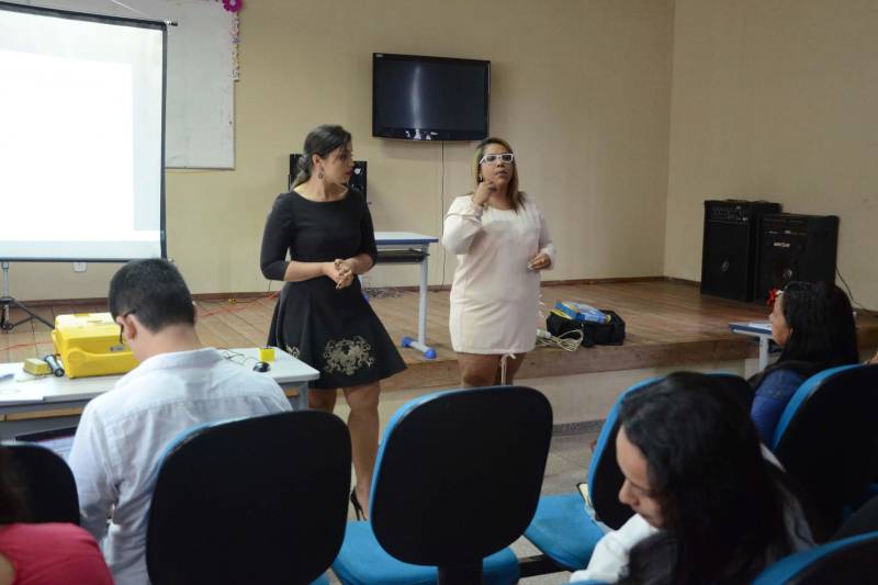 Dirigentes da Secretaria de Estado de Educação (Seduc) se reuniram, nesta segunda-feira (26), com gestores e diretores de escolas das unidades Seduc na Escola (USEs) 7 e 8, em Belém, para encaminhar ações referentes ao ano letivo de 2018. Na reunião, no auditório da Escola Estadual Carlos Guimarães, no bairro da Marambaia, foi detalhada a necessidade de gestão compartilhada entre as escolas e os setores da Seduc visando o enfrentamento de situações adversas ao funcionamento das unidades escolares. O titular da Diretoria de Recursos Técnicos e Imobiliários (DRTI) da Seduc, José Ângelo Miranda, falou sobre as ações de prevenção a eventuais problemas na infraestrutura física das escolas. Ele destacou que o foco principal da DRTI se refere à parte de cobertura, rede elétrica e hidráulica, principais demandas das escolas. Na foto, as coordenadoras da Ouvidoria da Seduc, Lorena Cardoso e Natasha Damasceno.
FOTO: RAI PONTES / ASCOM SEDUC
DATA: 26.02.2018
BELÉM - PARÁ <div class='credito_fotos'>Foto: Rai Pontes/Ascom Seduc | <a href='/midias/2018/originais/368765a2-9ba6-49bc-ae6b-0bfb4faf357e.jpg' download><i class='fa-solid fa-download'></i> Download</a></div>