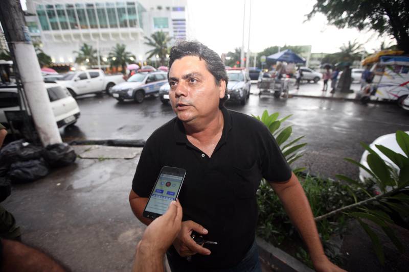 Na tarde de ontem, a Polícia Militar deflagrou a Operação “Polícia nas Ruas”, o que levou um reforço de policiamento a oito bairros da capital. A partir das 16h, cerca de 80 militares de diversos batalhões, subordinados ao Comando de Policiamento da Capital I (CPC I), atuaram no incremento da segurança em toda a área do 2º Batalhão de Polícia Militar (2º BPM). Na Operação foram utilizadas sete viaturas e 25 motocicletas que, segundo o major Diógenes Braga, subcomandante do 2º BPM e comandante da Operação, serviram para dar apoio direto aos policiais que foram divididos no policiamento a pé, em pontos estratégicos dos bairros. Na foto, o texista Isac Oliveira.
FOTO: THIAGO GOMES / AG. PARÁ
DATA: 05.05.2018
BELÉM - PARÁ <div class='credito_fotos'>Foto: Thiago Gomes /Ag. Pará | <a href='/midias/2018/originais/368901a9-7d86-4b67-b400-fc3976d89b3d.jpg' download><i class='fa-solid fa-download'></i> Download</a></div>