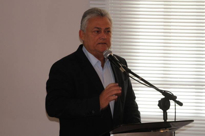 O Governo do Estado entregou, nesta segunda-feira, 12, no Palácio do Governo, 75 motocicletas a mototaxistas de Belém, Castanhal, Ananindeua e Igarapé-Açu. As motos foram adquiridas pelos mototaxistas por meio do Credcidadão, programa que incentiva a geração de trabalho e renda entre os microempreendedores com necessidades financeiras. O governador Simão Jatene fez a entrega das chaves das motos, acompanhado do prefeito de Belém, Zenaldo Coutinho; do presidente da Assembleia Legislativa do Estado do Pará (Alepa), Márcio Miranda; dos deputados Eliel Faustino e Coronel Neil; do secretário de Desenvolvimento Econômico, Indústria, Comércio e Mineração, Hildegardo Nunes (foto); do diretor-geral do Credcidadão, Jorge Rezende e de representantes de sindicatos e associações de mototaxistas, entre eles o presidente do Sindicato dos Mototaxistas do Pará, José Ribamar Soares, o Alemão.
FOTO: CRISTINO MARTINS / AG. PARÁ
DATA: 12.11.2018
BELÉM - PARÁ <div class='credito_fotos'>Foto: Cristino Martins/Ag. Pará | <a href='/midias/2018/originais/368c2c93-d675-4b06-81d4-a2608dcd36ca.jpg' download><i class='fa-solid fa-download'></i> Download</a></div>