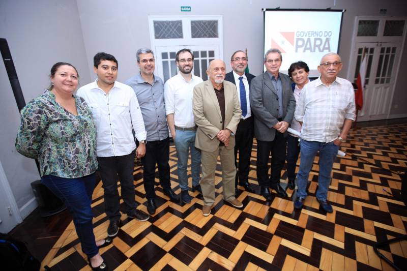 O Secretário de Estado de Transportes, Kleber Menezes, apresentou na tarde desta sexta-feira (4), no Palácio do Governo, o aplicativo "Caminhos do Pará", desenvolvido pela Secretaria de Transportes, jutamente com o novo Portal Digital da Setran, integrado ao app, além de lançar o Mapa Viário do Pará 2018, totalmente atualizado. O evento contou com a presença do governador Simão Jatene e convidados. O aplicativo Caminhos do Pará, disponível gratuitamente para os sistemas IOS e Android, encontra-se completamente integrado ao site institucional da Setran, exibindo as notícias publicadas, além de dispor aos cidadãos o Sistema Viário Estadual completo, com todas as rodovias e pontes e suas respectivas quilometragens, portos e aeródromos, e os Mapas das diversas regiões do Pará, além de possibilitar ao usuário a indicação de acidentes, interdições e situações de perigo, por meio de GPS, para que a denúncia chegue à Secretaria praticamente em tempo real.
FOTO: MÁCIO FERREIRA / AG. PARÁ
DATA: 04.05.2018
BELÉM - PARÁ <div class='credito_fotos'>Foto: MÁCIO FERREIRA/ AG. PARÁ | <a href='/midias/2018/originais/369093b2-8f35-408a-8640-eaf10f9f9239.jpg' download><i class='fa-solid fa-download'></i> Download</a></div>
