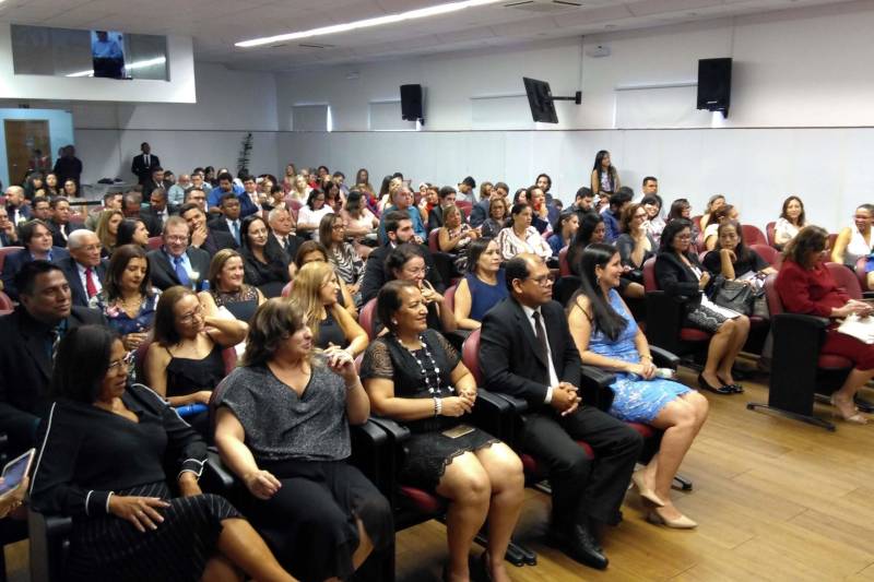 Por meio de acordo de cooperação técnica, o Governo do Estado, através da Escola de Governança Pública do Estado do Pará (EGPA) e o Tribunal de Contas do Estado do Pará (TCE-PA) realizaram nesta terça-feira (18), a certificação dos 50 concluintes no curso de Especialização em Gestão Pública com Ênfase em Políticas Públicas e Governança. A cerimônia foi no auditório Ministro Elmiro Nogueira, na sede do tribunal.

FOTO: ASCOM PGE
DATA: 20.12.2018
BELÉM - PARÁ <div class='credito_fotos'>Foto: ASCOM PGE   |   <a href='/midias/2018/originais/3691f83e-a01f-4b04-81d0-58ca0795d1fa.jpg' download><i class='fa-solid fa-download'></i> Download</a></div>