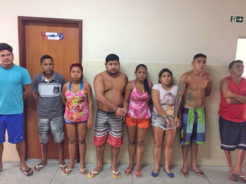 A Polícia Civil deflagrou nesta sexta-feira (06) uma operação para cumprir 21 mandados de busca e apreensão no município de Mocajuba, nordeste do Pará. Sob a coordenação da Superintendência Regional do Baixo Tocantins, a operação visa desarticular uma associação criminosa relacionada ao tráfico de drogas e a homicídios. Durante o cumprimento dos mandados judiciais, oito pessoas foram presas em flagrante por tráfico de entorpecentes. Com os presos foram apreendidas porções diversas de óxi de cocaína e maconha, além de uma arma de fogo, munição e dinheiro. A operação policial, explicou a delegada Renata Gurgel, titular da Superintendência do Baixo Tocantins, contou com 90 policiais civis e 22 viaturas, e foi realizada após o levantamento dos pontos de tráfico de drogas na sede municipal de Mocajuba. A partir da investigação foram requisitados os mandados de busca e apreensão nos endereços identificados na fase de planejamento. Os policiais apreenderam nos locais das buscas e apreensões 80 porções de drogas, mais de R$ 1 mil em espécie, uma pistola calibre 380 e 10 munições do mesmo calibre. Segundo a delegada, a arma de fogo apreendida passará por perícia, pois há a suspeita de ter sido usada em três homicídios ocorridos recentemente em Mocajuba.
FOTO: ASCOM / POLÍCIA CIVIL
DATA: 06.04.2018
MOCAJUBA - PARÁ <div class='credito_fotos'>Foto: Ascom / Polícia Civil | <a href='/midias/2018/originais/3693a60e-ffd2-41b1-9320-ca2f513c391b.jpg' download><i class='fa-solid fa-download'></i> Download</a></div>