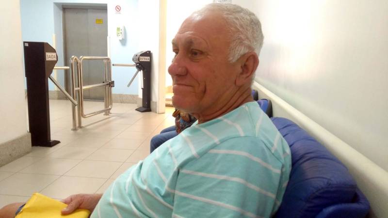 Segundo dados do Ministério da Saúde, 25% da população brasileira sofre de hipertensão, que tem seu dia lembrado nesta sexta-feira, 27, para alertar sobre a importância da prevenção dessa doença que é silenciosa e geralmente não apresenta sintomas. O casal Maria do Socorro, 59, e Luiz Filho (foto), 69, faz parte dessa gama da sociedade atingida pela pressão alta, que ataca homens e mulheres de todas as camadas sociais e requer adoção de hábitos mais saudáveis como forma de prevenção mais efetiva. Referência estadual na assistência de usuários com obesidade e diabetes, que normalmente está associado à hipertensão, o Hospital Jean Bitar (HJB) aderiu à campanha nacional e promoveu a “Semana da Saúde”, de 23 a 27, levando informações e orientações sobre temas como: prevenção à hipertensão; qualidade de vida; autoestima; sono; obesidade; dor social; osteoartrite; prevenção de quedas. Colaboradores, usuários e seus acompanhantes, nas recepções de atendimentos, clínicas e setores do administrativo, participaram de palestras e receberam material educativo.
FOTO: ASCOM / HJB
DATA: 27.04.2018
BELÉM - PARÁ <div class='credito_fotos'>Foto: ASCOM HJB | <a href='/midias/2018/originais/3694b8db-bae6-45fa-ac8a-eb217c5ab7aa.jpg' download><i class='fa-solid fa-download'></i> Download</a></div>