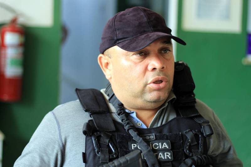 Uma alimentação saudável e rica em nutrientes faz parte da dieta das crianças atendidas pela Associação de Pais e Amigos dos Excepcionais – Apae, localizada no município de Santarém, que por meio de uma parceria com a Superintendência do Sistema Penitenciário do Estado (Susipe) recebe quinzenalmente, doações de hortaliças produzidas por internos do Centro de Recuperação Agrícola Silvio Hall de Moura (CRSHM). Na foto, o diretor da unidade, coronel Anderson Mardock.

FOTO: VELOSO JÚNIOR / ASCOM SUSIPE
DATA: 28.12.2018
SANTARÉM - PARÁ <div class='credito_fotos'>Foto: Veloso Junior / Ascom Susipe   |   <a href='/midias/2018/originais/36a0ab87-f32a-4fdd-b8ae-94ce82d0e852.jpg' download><i class='fa-solid fa-download'></i> Download</a></div>