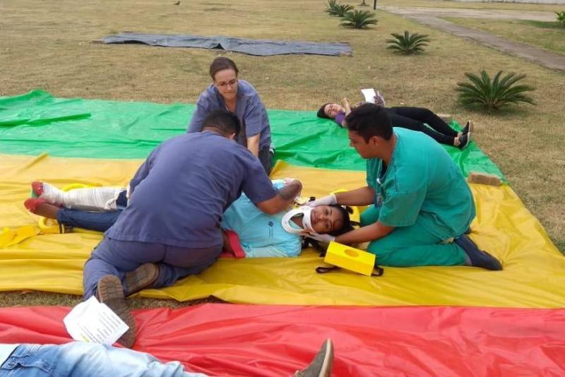 O Hospital Regional Público da Transamazônica (HRPT), localizado em Altamira, promoveu treinamento com foco em múltiplas vítimas para a equipe assistencial de emergência da Unidade.
FOTO: ASCOM HRPT
DATA: 04.11.2018
MARABÁ - PARÁ <div class='credito_fotos'>Foto: ASCOM HRPT | <a href='/midias/2018/originais/36a4c94d-cb41-4979-a625-96bc91b6ed98.jpg' download><i class='fa-solid fa-download'></i> Download</a></div>