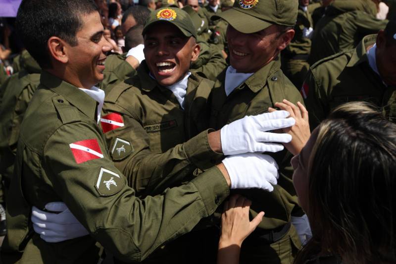 A cerimônia de formatura dos novos praças da Polícia Militar ocorreu na manhã desta segunda-feira (9), simultaneamente, em Belém e outros seis municípios paraenses: Santa Izabel, Castanhal, Barcarena, Capanema, Bragança e Tucuruí. Em Parauapebas, Marabá, Breves, Soure e Conceição do Araguaia, a formatura será celebrada na quinta-feira, dia 12. Na sexta-feira, dia 13, é a vez de Santarém, Altamira, Paragominas e Itaituba. O governador Simão Jatene presidiu a cerimônia de formatura no Portal da Amazônia, bairro da Cidade Velha, em Belém. Milhares de familiares dos formandos lotaram o espaço para entregar aos novos policiais militares seus diplomas de conclusão de curso.
FOTO: SIDNEY OLIVEIRA / AG. PARÁ
DATA: 09.07.2018
BELÉM - PARÁ <div class='credito_fotos'>Foto: Sidney Oliveira/Ag. Pará | <a href='/midias/2018/originais/36a778db-981c-4872-bba7-1b692d847eb4.jpg' download><i class='fa-solid fa-download'></i> Download</a></div>