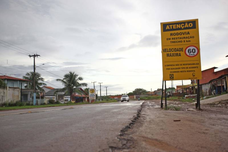 O motorista Ademir Silva, 53 anos, é condutor de ônibus no perímetro Salinópolis/Atalaia, no nordeste do estado. Ele comenta que sempre testemunhou os congestionamentos “quilométricos” que se formam nos períodos de férias na rodovia PA-444 (Estrada do Atalaia), que liga o município a sua mais frequentada praia. Agora, Ademir comemora o trabalho de duplicação da rodovia, que alcançou 80% das obras de drenagem. O prazo máximo para a conclusão das obras de restauração e duplicação da PA-444, que ligam a PA-124 e a sede do município a Praia do Atalaia, é o mês de janeiro de 2019. O custo do investimento é de R$ 17.897.41,08. “Sem dúvida vai melhorar em 70% o trânsito, já que andar por aqui, nos feriados, é uma briga constante”, comenta. Além da duplicação da rodovia, o projeto prevê a criação de um canteiro central, ciclovia iluminada nos dois sentidos da pista e diversas travessias para pedestres com semáforos temporizados, trazendo beleza, conforto e segurança à população em geral.
FOTO: IGOR BRANDÃO / AG. PARÁ
DATA: 19.04.2018
SALINÓPOLIS - PARÁ <div class='credito_fotos'>Foto: IGOR BRANDÃO / AG. PARÁ | <a href='/midias/2018/originais/36b550b5-6724-4a29-a82d-c7d112e16142.jpg' download><i class='fa-solid fa-download'></i> Download</a></div>