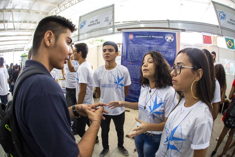 Durante toda esta quinta-feira, 10, a Feira Vocacional da Universidade do Estado do Pará (Uepa) recebeu a visita de estudantes do ensino médio de escolas públicas e particulares da Região Metropolitana de Belém. Cada graduação da Uepa tinha um estande no hall de exposição do Centro Cultural Tancredo Neves (Centur), tudo para que os estudantes pudessem conhecer mais sobre os cursos, a atuação dos profissionais formados e o desenho curricular das disciplinas.
FOTO: NAILANA THIELY / ASCOM UEPA
DATA: 10.05.2018
BELÉM - PARÁ <div class='credito_fotos'>Foto: Nailana Thiely / Ascom Uepa | <a href='/midias/2018/originais/36c27162-db7a-4664-a6bc-498dab7789db.jpg' download><i class='fa-solid fa-download'></i> Download</a></div>