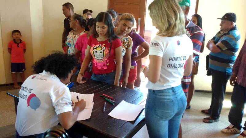 Lideranças comunitárias participaram nesta quinta-feira, 07, na Vila dos Cabanos, em Barcarena, de uma reunião pública (foto) com representantes do Governo do Estado. Dois secretários estaduais, de Saúde e de Meio Ambiente e Sustentabilidade, além do vice-presidente da Companhia de Desenvolvimento Econômico (Codec) dialogaram com 125 representantes de comunidades as propostas do governo nas áreas de Saúde, Meio Ambiente e Socioeconomia para questões que envolvem o acidente ambiental da empresa mineradora Hydro, na região. Vitor Mateus e Thales Belo, respectivamente, titulares das pastas de Saúde e Meio Ambiente, e Eduardo Klautau, da Codec, responderam à dúvidas e questionamentos dos moradores de 18 comunidades da região: Ilha do Capim, Vila Beja, Itupanema, Ilha das Onças, São José, Laranjal, Curuperé, Acuí, Conde, Vila Nova, Bom Futuro, Renascer com Cristo, Barcarena Sede, Jardim Paraíso, Jardim São José, Bairro Industrial, Vila dos Cabanos e Aicaraú. Estavam presentes ainda representantes da Secretaria de Assistência Social (Seaster).
FOTO: RODOLFO OLIVEIRA / AG. PARÁ
DATA: 07.06.2018
BARCARENA - PARÁ <div class='credito_fotos'>Foto: Rodolfo Oliveira/Ag. Pará | <a href='/midias/2018/originais/36c7842d-955b-4277-b55d-b4342a9faedc.jpg' download><i class='fa-solid fa-download'></i> Download</a></div>