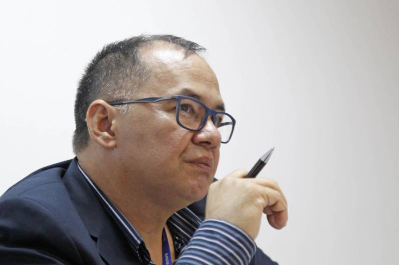 A obra de construção do novo Centro de Recuperação de Abaetetuba já está com cerca de 40% dos serviços concluídos. O espaço físico construído compreende 2.678,96 metros quadrados e o investimento é de R$ 10.625.194,43, dos quais R$ 7.182.694,43 oriundos do orçamento estadual e R$ 3.442.500 federais, por meio do Departamento Nacional Penitenciário (Depen). O novo prédio terá capacidade para custodiar 306 pessoas do sexo masculino. Iniciada em maio de 2017, a obra tem previsão de entrega para novembro deste ano. "Estão sendo construídas 40 celas coletivas e oito individuais, divididas em dois blocos, com solário e espaço de vivência cada um, onde devem ocorrer as visitas familiares. O prédio contará ainda com salas de educação e saúde, laboratório de informática, biblioteca, celas para visita íntima, parlatório, alojamento para a guarda e sala de distribuição de alimentos", explica Brenda Evanovitch, da Laca Engenharia, empresa contratada para execução da obra. Na foto, o superintendente da Susipe, Rosinaldo Conceição.
FOTO: AKIRA ONUMA / ASCOM SUSIPE
DATA: 27.03.2018
ABAETETUBA - PARÁ <div class='credito_fotos'>Foto: Akira Onuma / Ascom Susipe | <a href='/midias/2018/originais/36c8c028-8602-44e8-8f50-ccfb0ef300d8.jpg' download><i class='fa-solid fa-download'></i> Download</a></div>