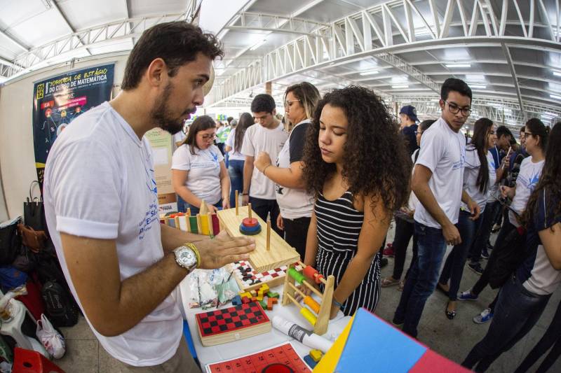Durante toda esta quinta-feira, 10, a Feira Vocacional da Universidade do Estado do Pará (Uepa) recebeu a visita de estudantes do ensino médio de escolas públicas e particulares da Região Metropolitana de Belém. Cada graduação da Uepa tinha um estande no hall de exposição do Centro Cultural Tancredo Neves (Centur), tudo para que os estudantes pudessem conhecer mais sobre os cursos, a atuação dos profissionais formados e o desenho curricular das disciplinas.
FOTO: NAILANA THIELY / ASCOM UEPA
DATA: 10.05.2018
BELÉM - PARÁ <div class='credito_fotos'>Foto: Nailana Thiely / Ascom Uepa | <a href='/midias/2018/originais/36d70e2b-325d-41a2-ae1d-831e2d39e31d.jpg' download><i class='fa-solid fa-download'></i> Download</a></div>