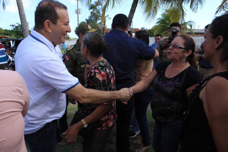O município de Salinópolis, no nordeste do estado, recebeu nesta quinta-feira, 21, um reforço precioso para o período de férias que se aproxima. O governo do estado entregou 18 novos veículos para reforçar a segurança do município e cidades próximas. Na foto, o presidente da Assembleia Legislativa, deputado Márcio Miranda.
FOTO: RODOLFO OLIVEIRA / AG. PARÁ
DATA: 21.06.2018
SALINÓPOLIS - PARÁ <div class='credito_fotos'>Foto: Rodolfo Oliveira/Ag. Pará | <a href='/midias/2018/originais/36dc535b-8cd1-4ef4-9108-6f366884abdf.jpg' download><i class='fa-solid fa-download'></i> Download</a></div>