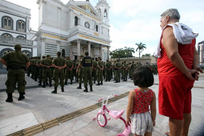 Cerca de 2 mil alunos do curso de formação de praças da Polícia Militar cumprem neste sábado (12) uma etapa importante da preparação: eles saem pela primeira vez às ruas, no estágio supervisionado, para vivenciar situações reais da carreira e, ao mesmo tempo, reforçar o policiamento ostensivo. Em Belém, cerca de 500 homens e mulheres se concentraram na Praça Santuário, em frente à Basílica de Nazaré, e saíram, em seguida, para diversos pontos da capital. A ação faz parte do pacote de medidas de combate à criminalidade e reforço da segurança pública anunciado pelo Governo do Estado.
FOTO: SIDNEY OLIVEIRA / AG. PARÁ
DATA: 12.05.2018
BELÉM - PARÁ <div class='credito_fotos'>Foto: Sidney Oliveira/Ag. Pará | <a href='/midias/2018/originais/36ea2cbe-693e-4696-8a6f-43986002ea5c.jpg' download><i class='fa-solid fa-download'></i> Download</a></div>