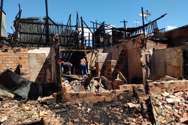 Equipes do Corpo de Bombeiros continuam o trabalho no local do incêndio que ocorreu nesta quinta-feira, 31, na passagem Serrão de Castro, próximo à avenida José Bonifácio, no bairro do Guamá, em Belém.
FOTO: MARCELO LELIS / AG. PARÁ
DATA: 01.06.2018
BELÉM - PARÁ <div class='credito_fotos'>Foto: Marcelo Lelis / Ag. Pará | <a href='/midias/2018/originais/36ebfa6c-0cb9-4fac-8a89-fc25db36500d.jpg' download><i class='fa-solid fa-download'></i> Download</a></div>