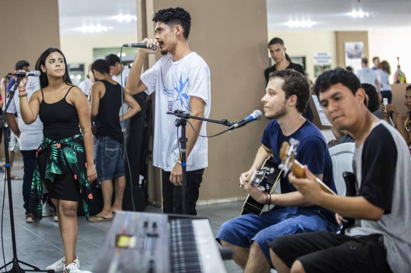 Durante toda esta quinta-feira, 10, a Feira Vocacional da Universidade do Estado do Pará (Uepa) recebeu a visita de estudantes do ensino médio de escolas públicas e particulares da Região Metropolitana de Belém. Cada graduação da Uepa tinha um estande no hall de exposição do Centro Cultural Tancredo Neves (Centur), tudo para que os estudantes pudessem conhecer mais sobre os cursos, a atuação dos profissionais formados e o desenho curricular das disciplinas.
FOTO: NAILANA THIELY / ASCOM UEPA
DATA: 10.05.2018
BELÉM - PARÁ <div class='credito_fotos'>Foto: Nailana Thiely / Ascom Uepa | <a href='/midias/2018/originais/36f1717f-1aee-4e4f-92c5-7608dfa6a5d4.jpg' download><i class='fa-solid fa-download'></i> Download</a></div>
