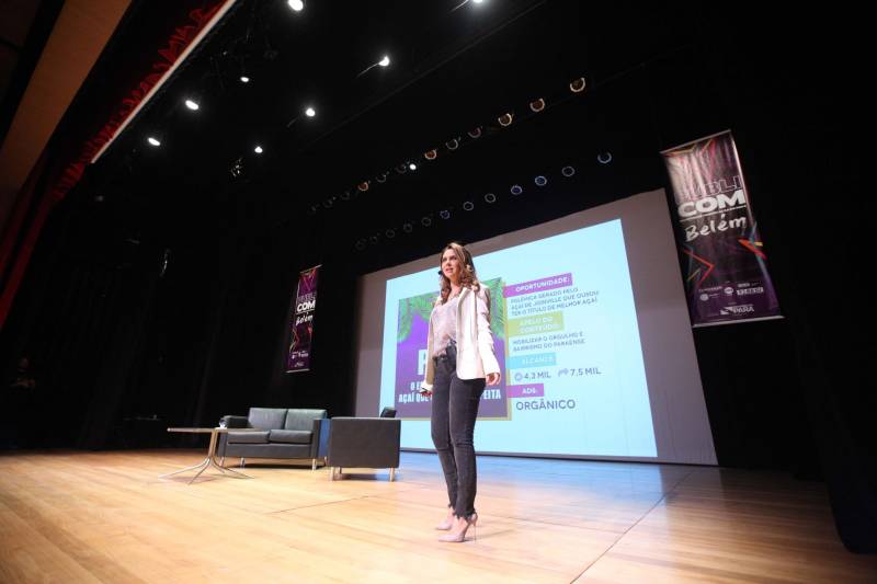 Todas as pessoas que deixaram o teatro onde acontece o Publicom Belém 2018 saíram animadas com o primeiro dia de evento, que encerrou às 20h desta segunda-feira (11). Ter a oportunidade de conhecer mais sobre temas atuais, conhecer de perto profissionais de sucesso da área de comunicação e trocar experiências com estudantes e outros profissionais da área foram os benefícios mais citados por quem participou do evento, que já acontece desde 2013. Na foto, a jornalista Layse Santos, da agência Eko, falou sobre o “marketing de oportunidade”.
FOTO: THIAGO GOMES / AG. PARÁ
DATA: 11.06.2018
BELÉM - PARÁ <div class='credito_fotos'>Foto: Thiago Gomes /Ag. Pará | <a href='/midias/2018/originais/36f42037-4a02-4f72-a19f-9862ccfbf94a.jpg' download><i class='fa-solid fa-download'></i> Download</a></div>
