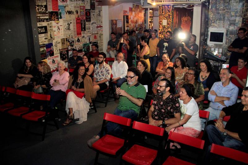 Ao som de música regional, a TV Cultura do Pará lançou o documentário "Nazaré Pereira No Caminho" (foto) na noite de quarta-feira (5), no espaço Ná Figueredo, em Belém. Familiares, amigos e equipe de produção da obra participaram do lançamento. O documentário será exibido pela TV Cultura do Pará no próximo sábado (8), às 18h15, com reprise no dia 31 de dezembro, às 17h30. Com roteiro e direção de Robson Fonseca e Adelaide Oliveira, a ideia do documentário é levar ao público a trajetória de Nazaré Pereira até os palcos internacionais. Mas o documentário também desvenda a intimidade da artista, ao mostrá-la antes da fama, quando foi professora da educação básica e de dança.

FOTO: CAMILA LIMA / PORTAL CULTURA
DATA: 05.12.2018
BELÉM - PARÁ <div class='credito_fotos'>Foto: CAMILA LIMA / PORTAL CULTURA   |   <a href='/midias/2018/originais/37031a8d-3bc8-47ff-bd99-d444a0f7a0dc.jpg' download><i class='fa-solid fa-download'></i> Download</a></div>