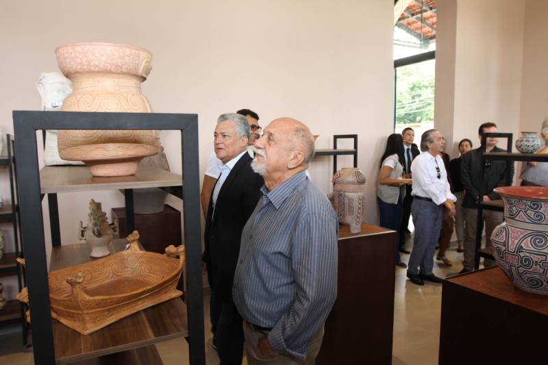 O Governo do Pará entregou nesta quarta-feira, 26, o prédio restaurado da antiga Estação de Trem de Icoaraci. A entrega foi feita pelo governador Simão Jatene (camisa cinza com listras). “Estamos recuperando um pedaço importante da história de Belém, de todo o Pará”, disse o governador. Após cinco meses de reforma, a antiga Estação Ferroviária de São João de Pinheiro, atual Icoaraci, foi entregue totalmente restaurada. Há pelo menos 35 anos, o espaço era ocupado pela Cooperativa de Artesãos de Icoaraci (Coarti) e agora vai servir para comercialização e exposição de artesanato, além de espaço para eventos culturais. “Será um espaço multiuso, para manifestações culturais, manifestações sociais e, claro, para a comercialização de artesanato, que é o carro-chefe de Icoaraci”, disse o secretário de estado de Desenvolvimento Econômico, Mineração e Energia (Sedeme), Hildegardo Nunes.

FOTO: CRISTINO MARTINS / AG. PARÁ
DATA: 26.12.2018
ICOARACI - PARÁ <div class='credito_fotos'>Foto: Cristino Martins/Ag. Pará   |   <a href='/midias/2018/originais/37044626-3ec1-4d1a-b3a7-e0374c02e61e.jpg' download><i class='fa-solid fa-download'></i> Download</a></div>