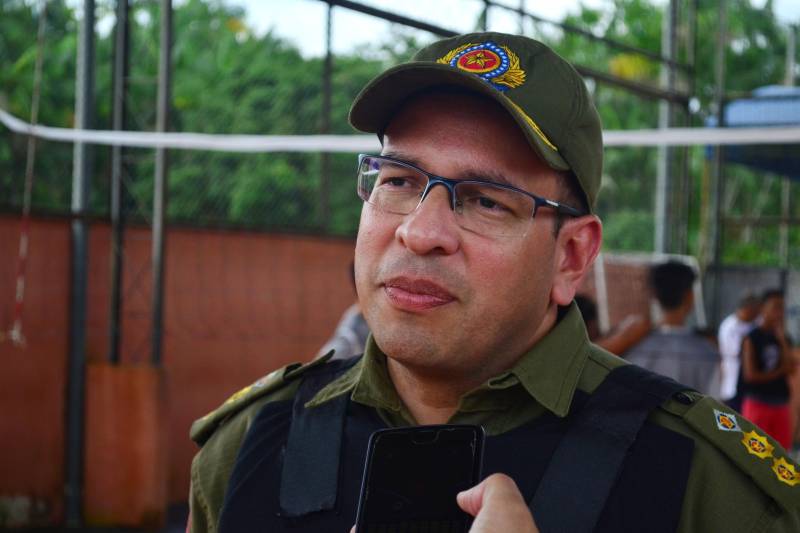 Há três anos, a Escola Municipal “Dr. Lauro Chaves”, na comunidade Baía do Sol, no Distrito de Mosqueiro, em Belém, promove a “Semana da Família”, com atividades que integram profissionais da unidade, pais e alunos. A última edição do evento contou com a participação mais efetiva da Polícia Militar e de um maior número de familiares. Na foto, Para o tenente-coronel Henrique Pereira, comandante do 25º Batalhão.
FOTO: ELIELSON MODESTO / ASCOM SEGUP
DATA: 12.05.2018
MOSQUEIRO - PARÁ <div class='credito_fotos'>Foto: Elielson Modesto / Ascom Segup | <a href='/midias/2018/originais/37085975-d912-4772-a081-7687797fe082.jpg' download><i class='fa-solid fa-download'></i> Download</a></div>
