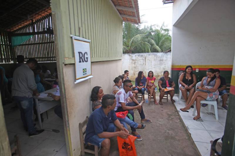 Aos 22 anos, Cláudio Cardoso está desempregado e procura um trabalho para sustentar o filho. Neste domingo (11) ele aproveitou a presença da Caravana Pro Paz no município de Barcarena, distante 15 quilômetros da capital, para retirar seus documentos e até aproveitou para cortar os cabelos. Na segunda-feira (12) pretende sair em busca de um emprego. Ele é um dos mil beneficiados pelos atendimentos feitos na cidade pela Caravana Pro Paz, uma ação do Governo do Pará, que busca garantir o acesso da população mais carente a serviços de atenção às necessidades básicas do cidadão, como atendimentos médicos, exames, vacinação, entre outros, com ações de mobilização em diversas regiões e municípios, a fim de fortalecer a cidadania paraense. “Os documentos e aparências são muito importantes para conseguir um trabalho, por isso estou aproveitando para fazer tudo para na segunda-feira continuar procurando emprego”, comentou Claudio. Ele está separado e quer encontrar um trabalho para sustentar o filho. A Caravana Pro Paz está iniciando os trabalhos em 2018 por Barcarena, nas comunidades de Vila Nova, Bom futuro e Burajuba afetadas pelo transbordamento de rejeitos da Hydro Alunorte, no início deste mês. Os serviços de retirada de documentos (Certidão de Nascimento, RG, Registro Social, ID Jovem), atendimento médico (pediatria, ginecologia e clínica geral), consulta jurídica, exames vacinas e cortes de cabelo foram ofertados em parceria com a Prefeitura do município.
FOTO: IGOR BRANDÃO / AG PARÁ
11.03.2018
BARCARENA - PARÁ <div class='credito_fotos'>Foto: IGOR BRANDÃO / AG. PARÁ | <a href='/midias/2018/originais/370b803d-acee-43a1-b1ff-2bd6a900c3b1.jpg' download><i class='fa-solid fa-download'></i> Download</a></div>
