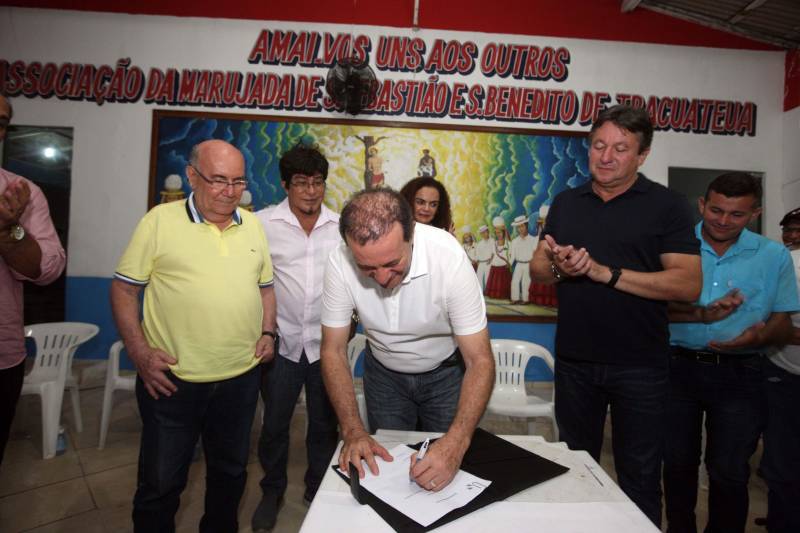 Em Tracuateua, o evento ocorreu no Salão da Marujada. O prefeito Tamariz Cavalcante comentou o trabalho da prefeitura realizado na área de saúde, e que os 4 km de asfaltamento irão contribuir com outra reivindicação dos moradores do município. Na foto, o presidente da Alepa, o deputado Márcio Miranda.
FOTO: SIDNEY OLIVEIRA / AG. PARÁ
DATA: 14.06.2018
TRACUATEUA - PARÁ <div class='credito_fotos'>Foto: Sidney Oliveira/Ag. Pará | <a href='/midias/2018/originais/370d9812-30e5-464e-bc44-27c294715245.jpg' download><i class='fa-solid fa-download'></i> Download</a></div>