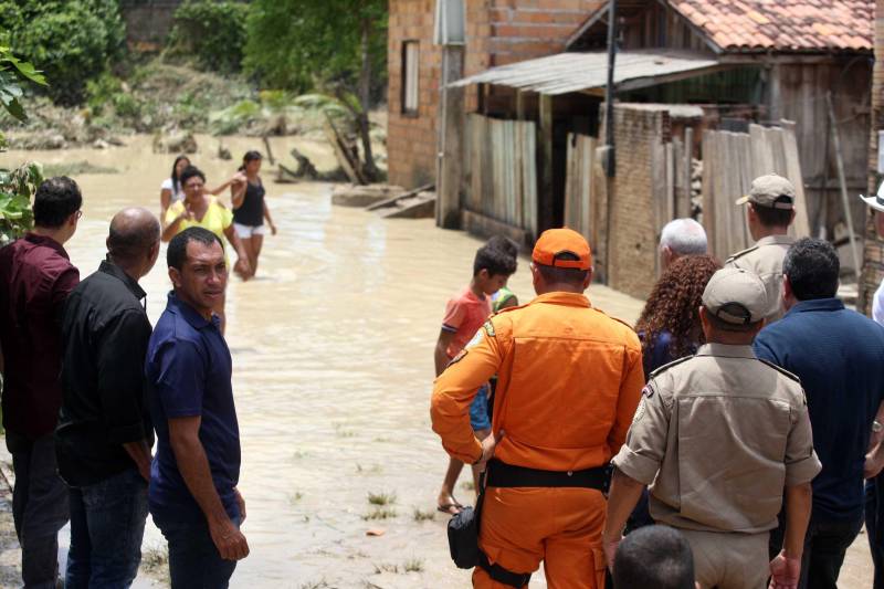O Governador do Pará, Simão Jatene, esteve durante esta sexta-feira (13) no município de Paragominas. Além de visitar as áreas afetadas pela enxurrada que ocorreu na madrugada da quinta-feira (12), ele conversou com moradores atingidos, reuniu com autoridades municipais, secretários de estado, com o Corpo de Bombeiros e a Defesa Civil para traçar as metas e ações a serem cumpridas para restabelecer a normalidade na cidade. A forte enxurrada, que durou toda a madrugada, alagou cerca de 40% da cidade e atingiu 350 famílias. Até o momento, 13 locais foram adequados para funcionar como abrigo, entre escolas, associações, ginásios, entre outros, para receber desabrigados e desalojados.

FOTO: SIDNEY OLIVEIRA / AG. PARÁ
DATA: 13.04.2018
PARAGOMINAS - PARÁ <div class='credito_fotos'>Foto: Sidney Oliveira/Ag. Pará   |   <a href='/midias/2018/originais/371d30d8-11ca-43ea-a954-bb06cbde270b.jpg' download><i class='fa-solid fa-download'></i> Download</a></div>