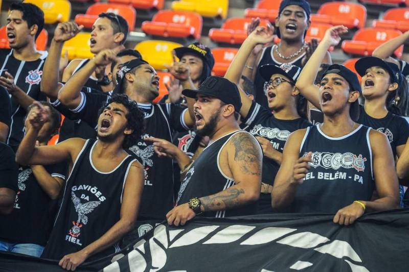 A Arena Guilherme Paraense foi palco de mais um grande evento esportivo na manhã deste domingo, 25. O futsal foi a modalidade que esteve em destaque na quadra da arena multiuso, durante amistoso entre as equipes do Corinthians (SP) e Shouse (PA). A partida terminou com o placar de 6 a 0 para o time paulista. De um lado, uma equipe veterana; de outro, um time estreante buscando mostrar a que veio, e conquistar a confiança da torcida paraense. Este foi o cenário do amistoso que levou cerca de 3 mil pessoas às arquibancadas do Mangueirinho. O jogo teve um primeiro tempo equilibrado, com as duas equipes mostrando qualidade. O time visitante abriu o placar; a equipe paraense buscou o gol de empate, mas não conseguiu. No segundo tempo a equipe corintiana marcou mais 5 gols, fechando a partida com o placar de 6 a 0.
FOTO:ASCOM /SEEL
DATA: 25.02.2018
BELÉM - PARÁ <div class='credito_fotos'>Foto: ASCOM SEEL | <a href='/midias/2018/originais/372809de-4354-4304-b578-0fd1d96e6204.jpg' download><i class='fa-solid fa-download'></i> Download</a></div>