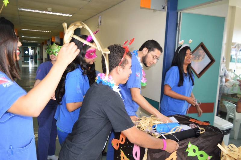 Máscaras, serpentina, confete e muita alegria. Esses foram os ingredientes da tarde carnavalesca que pacientes e acompanhantes do Hospital Metropolitano de Urgência e Emergência (HMUE) tiveram na sexta-feira, 9. Colaboradores e residentes multiprofissionais da unidade localizada em Ananindeua promoveram um arrastão de Carnaval nas clínicas de internação para levar alegria e descontração aos usuários. Profissionais de Terapia Ocupacional, Psicologia, Enfermagem e Farmácia percorreram as enfermarias com um trio elétrico estilizado em um carrinho de medicação. Na decoração, muito brilho, máscaras e serpentinas. A trilha sonora incluiu marchinhas de velhos carnavais.

FOTO: ASCOM / HMUE
DATA: 10.02.2018
BELÉM - PARÁ <div class='credito_fotos'>Foto: ASCOM HMUE   |   <a href='/midias/2018/originais/372bc943-c270-463d-9752-2b6d9a117d6b.jpg' download><i class='fa-solid fa-download'></i> Download</a></div>