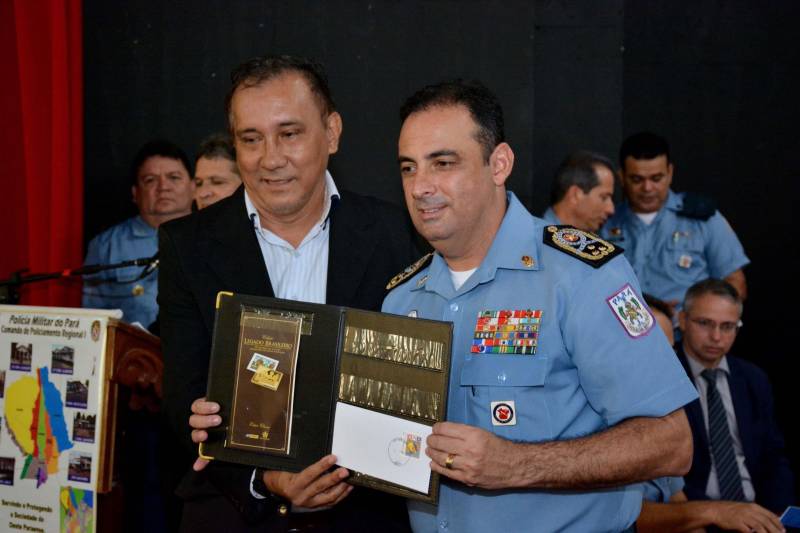 Uma solenidade marcou os 25 anos de implantação do Comando de Policiamento Regional I (CPR I), em Santarém, na quinta-feira (24). Destaque para os investimentos em equipamentos e a criação de novas unidades, que contribuem para que as ações da Polícia Militar na região sejam realizadas com maior eficiência. Atualmente, o trabalho do CPR I atende 13 municípios: Santarém, Monte Alegre, Almeirim, Alenquer, Oriximiná, Juruti, Óbidos, Prainha, Terra Santa, Faro, Curuá, Belterra e Mojuí dos Campos. Santarém é o única cidade do interior do estado que conta com dois grandes batalhões - o 3º e o 35º BPM - esse último efetivado no início deste ano. Na foto, o comandante geral da PM, coronel Hilton Benigno (d).
FOTO: WISLLEY FRANÇA
DATA: 24.05.2018
SANTARÉM - PARÁ <div class='credito_fotos'>Foto: WISLLEY FRANÇA | <a href='/midias/2018/originais/372f461d-981b-4a6a-8809-bf022aacc52a.jpg' download><i class='fa-solid fa-download'></i> Download</a></div>