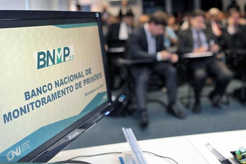 O Conselho Nacional de Justiça (CNJ) implantará a partir de maio o Banco Nacional de Monitoramento de Prisões 2 (BNMP 2.0), que vai manter atualizado o cadastro nacional de pessoas privadas de liberdade em todo o país. O sistema BNMP 2.0 tem o objetivo de integrar todos os Tribunais de Justiça do país com os dados da pessoa presa. No Pará, a atualização será feita por servidores do Tribunal de Justiça do Estado do Pará (TJE), em parceria com a Superintendência do Sistema Penitenciário do Estado (Susipe).
FOTO: FOTO: AGÊNCIA CNJ
DATA: 24.04.2018
<div class='credito_fotos'>Foto: AGÊNCIA CNJ | <a href='/midias/2018/originais/374dd90e-61ee-4498-8ea1-65bad564ab0d.jpg' download><i class='fa-solid fa-download'></i> Download</a></div>