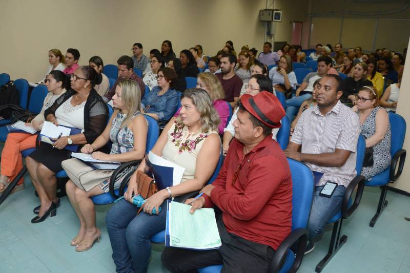 Educadores que integram a Unidade Seduc na Escola 3 (USE 3) debateram nesta quarta-feira (7), durante jornada pedagógica realizada no Centur, em Belém, aspectos da Base Nacional Comum Curricular (BNCC) e o que tem sido feito para adaptar as unidades de ensino a essa nova legislação, vigente desde o final do ano passado.
FOTO: RAI PONTES / ASCOM SEDUC
DATA: 07.08.2018
BELÉM - PARÁ <div class='credito_fotos'>Foto: Rai Pontes/Ascom Seduc | <a href='/midias/2018/originais/374f35d1-59e9-47b8-b0e3-136c97bca11d.jpg' download><i class='fa-solid fa-download'></i> Download</a></div>