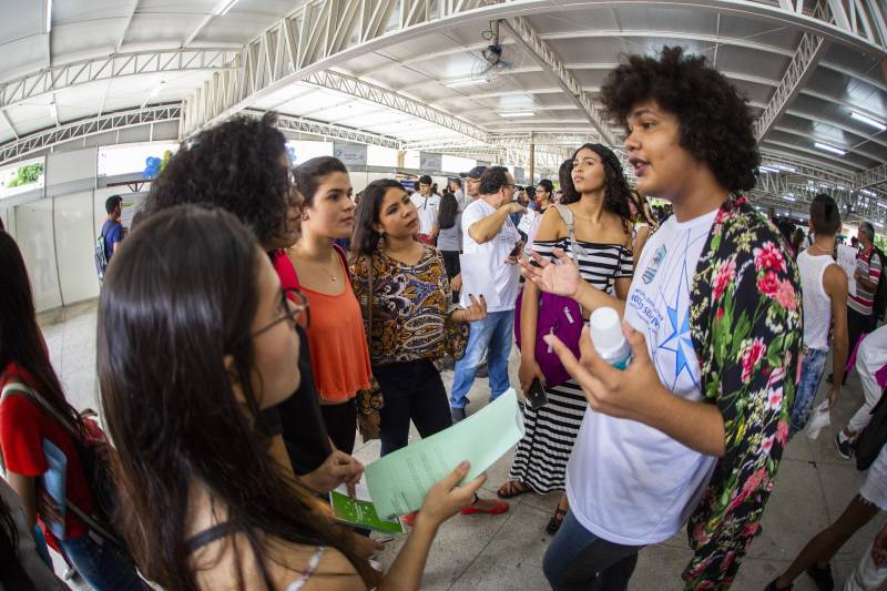 Durante toda esta quinta-feira, 10, a Feira Vocacional da Universidade do Estado do Pará (Uepa) recebeu a visita de estudantes do ensino médio de escolas públicas e particulares da Região Metropolitana de Belém. Cada graduação da Uepa tinha um estande no hall de exposição do Centro Cultural Tancredo Neves (Centur), tudo para que os estudantes pudessem conhecer mais sobre os cursos, a atuação dos profissionais formados e o desenho curricular das disciplinas.
FOTO: NAILANA THIELY / ASCOM UEPA
DATA: 10.05.2018
BELÉM - PARÁ <div class='credito_fotos'>Foto: Nailana Thiely / Ascom Uepa | <a href='/midias/2018/originais/37508a74-7789-47ee-b457-ab64182918de.jpg' download><i class='fa-solid fa-download'></i> Download</a></div>